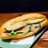 アボカドとベーコンのバインミー/Banh my bo（ベトナムリゾートレストラン ハノイマチ）