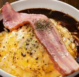 炙りチーズデミオムライス＆厚切りベーコン（とろとろオムライスのオムタマ亭 福岡早良店）