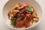 回鍋肉(ホイコーロー)〈丼〉（クラブチャイナ）