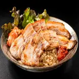 サムギョプサル丼【お肉2倍】 Samgyeopsal Rice Bowl (Double Portion of Meat)（韓流ご褒美飯♪バターガーリックライスの【サムギョプサル丼】 黄金町店）