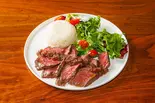 牛サガリステーキ弁当(シャリアピンソース)（Café+8101 DUE）