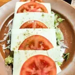 トマトチーズサラダ/tomato cheese salad（【ドバイ5ッ星ホテル出身シェフの店】インドネパール料理ダイニングバー ジョティ）