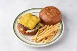 チェダーチーズバーガー（THE BURGER SHOP do）