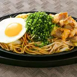 ホルモンネギ盛目玉焼きそば(鉄板やきそば 名古屋店)