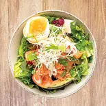 サーモンと炙りアボカドの丼 ~旨辛胡麻ねぎ塩ダレ~（コーデュロイカフェ 大名店）