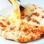 ガーリックチーズナン Garlic Cheese Nan（インド料理プルニマ横浜西口店）