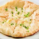 ガーリックチーズナン/Garlic Cheese Nan（ラフィングブッタ ネパール・インドレストラン）
