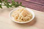 純正胡麻油を使った国産もやしのナムル（東京豚汁 出汁と味噌の可能性。本店）