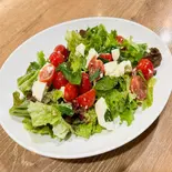 チーズ・トマト・バジルのサラダカプレーゼ（Trattoria VICINO）