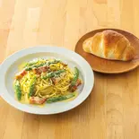 104.名物バジルロール付！グリルベーコンとアスパラのクリームパスタ（鎌倉パスタ 錦糸町パルコ店）