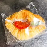 クロワッサンで包んだお食事ロール【限定】（サンドウィッチの店 六甲マル井パン）