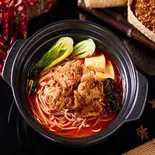 麻辣水煮嫩牛肉米线Hot and Spicy Tender Beef with Rice Noodles麻辣柔らかい牛肉火鍋スープ米線※辛さ:3（天府李米線 TINA'S NOODLE KITCHEN）