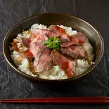 厚切りローストビーフ丼 肉100g（厚切りローストビーフ丼しか勝たん）