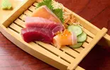 まぐろサーモン盛り合わせ（立喰い寿司＆BAR鮨處八千代 四ツ谷店）