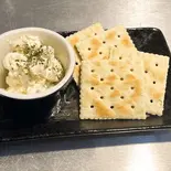 いぶりがっこクリームチーズクラッカー添え（餃子と地ビール いち）