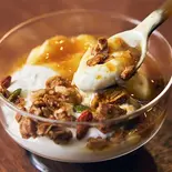 【学芸大学店の人気メニュー】自家製レモンシロップの濃厚グラノーラヨーグルトMサイズ / Granola Yogurt : Size M(RAW SOUP 学芸大学)