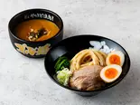 味玉つけ麺(チャーシュー1枚・薬味ネギ・ホウレン草・味玉1個)（ゴル麺。 THE GOLDEN TSUKEMEN）