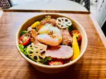 【温玉サラダボウル】鴨ロース赤ワイン煮丼（スナフキッチン）