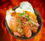 悪魔のソーセージエッグ丼（深夜弁当）