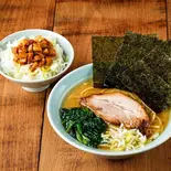 ラーメン・肉飯セット(チャーシュー1枚・薬味ネギ・ホウレン草・ノリ3枚・肉飯)（横浜家系ラーメン 松壱家）