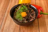 炙りユッケ風牛ハラミ丼(並 ハラミ約100g)*たまご付き(ハラミとローストビーフとご飯 長居店)