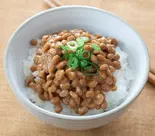 納豆ご飯boiled rice mixed with fermented soybeans（【おにぎりと豚汁】明治屋～南阿佐ヶ谷店～）