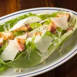 シーザーサラダ、チーズクルトンとパルミジャーノ Caesar Salad with Cheese Croutons and Parmigiano（pescheria三軒茶屋店）