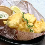 ほろほろ柔らか白身魚のフリッター(6個)(本まぐろ中とろ切り落としと次の肉料理 マキバスタイル 芝浦店)