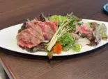 炙りミスジのタタキ仕立て（ふぐと鉄板焼き ガブ飲み食堂）