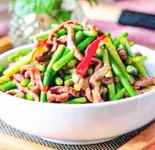 豚肉とニンニクの芽炒める（旺華楼）