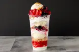 ベリーベリーミルクアイスパフェ(600ml)Berry Berry Milk Ice Parfait（パフェBar「YORUYORU」 南6条西）