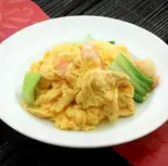 エビと玉子炒め（四川料理 酔盧）