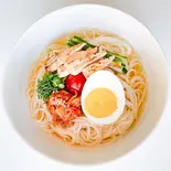 無添加お出汁冷麺(炙りサラダチキンと自家製キムチ)（冷麺とチヂミの店 면면(ミョンミョン)）
