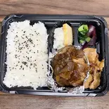 ハーフバーグ(ハンバーグハーフサイズ)と生姜焼き弁当（K’sキッチン）