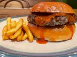 227gシラチャーバーガーSRIRACHA BURGERフレンチフライSサイズ付き With French fries S size（BURGERLION MEAT CRUSADERS）