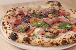ローストビーフとスパイシーリーフのピッツア（PIZZA PAZZA）