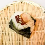 唐揚げマヨネーズクラタペッパー入りの黒胡椒ご飯のおにぎり      karaagemayo black pepper rice（おむすび停車場 空海）