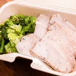 【ミニ】低温調理鶏胸ハムとブロッコリーのたんぱく質サラダ（低糖質で高タンパク！玄米と牛赤身肉 健康ステーキ重専門店 Healthy＆co 秋葉原店）