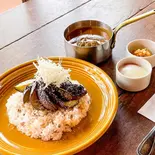 粗挽き肉と揚げ茄子のカレー 温泉玉子添え（カキノキテラス）