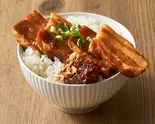 ピリ辛スタミナ豚角煮丼 Stamina Pork Kakuni Bowl（トロじゅわ煮込食堂 豚角丸 内田橋）