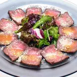 自家製ローストビーフのタリアータ(本まぐろ中とろ切り落としと次の肉料理 マキバスタイル 芝浦店)