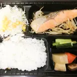 甘塩しゃけの弁当（から揚げとハイボールの店）