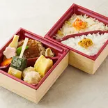 豆腐ハンバーグと定番人気三種の二段弁当（梅の花 銀座並木通店）