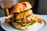 ダブルチーズバーガー(フレンチフライ付) Double Cheese Burge rwith French Fries（BurgerMania恵比寿店）