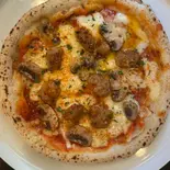 チョリソーとマッシュルームのピリ辛ピザ（trattoria craft）