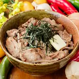 ボリューム満点150gのせ！【がっつりバターがけ】厳選とろ旨カルビ丼（本気のハラミ丼＆カルビ丼 焼肉じゅじゅ庵 京橋店）