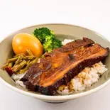 豚バラの醬油煮込み丼 把子肉盖饭（The Family 麻辣大学 ららテラス HARUMI FLAG店）