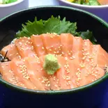 漬けサーモン丼(本まぐろ中とろ切り落としと次の肉料理 マキバスタイル 芝浦店)