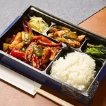 イカ炒め弁当(韓国惣菜3品付,ご飯大盛り無料)（韓国料理＆焼肉 大長今 立川店）
