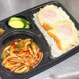 ガパオイカ+ご飯+ダブル目玉焼き กะเพราปลาหมึก+ข้าวสวย+ไข่ดาวแฝด(PINTO)